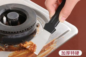 如何清洗油烟机油罩胶（简单又有效的清洗方法教你搞定厨房油烟困扰）