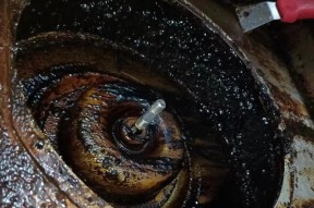 清洗老旧油烟机的油垢（彻底清除油烟机上的顽固油垢）