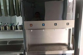 以单位柜式饮水机安装方法为主题写1个文章的主标题和及主标题的1个（为单位提供便捷的饮水解决方案——柜式饮水机的安装步骤和技巧）