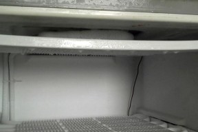 卧室冷柜风扇声音超响问题的解决方法（静音技巧教你轻松解决吱吱响的烦恼）