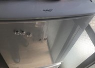 夏普冰箱保鲜室结冰排除方法（解决夏普冰箱上下层都结冰的问题）