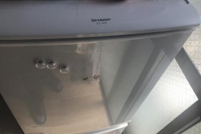 夏普冰箱保鲜室结冰排除方法（解决夏普冰箱上下层都结冰的问题）