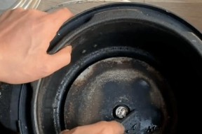 电饭煲污渍处理指南（教你如何轻松清洁电饭煲）