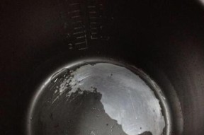 如何清洁电饭煲内胆中的油渍（简单有效的清洁方法与小技巧）