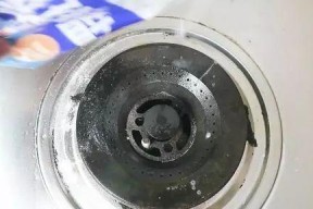 清洗油烟机油泥的有效方法（轻松应对油烟机油泥的几种实用方法）