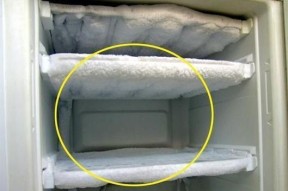 冰柜化冰水的处理方法（如何将冰柜中的冰块转化为冷饮的有效方法）