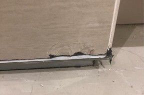 冰箱下面玻璃破了怎么修（教你轻松解决冰箱底部玻璃破损问题）
