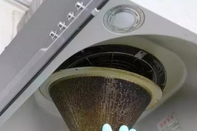 彻底清洁油烟机内油污的有效方法（掌握清洗技巧）