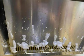 如何清洗油烟机水垢变黑问题（解决油烟机水垢变黑的实用方法）