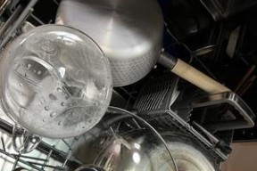 如何修理洗碗机内部漏水问题（从原因分析到解决方案）