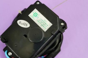 如何维修洗衣机牵引器（解决洗衣机牵引器故障的实用方法）