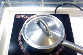 电磁炉菜单自动跳闸的原因及解决方法（探究电磁炉菜单自动跳闸的几种可能因素与应对措施）