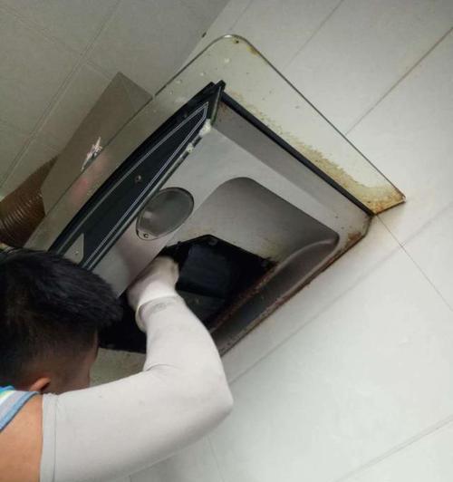 手工清洗油烟机的小窍门（轻松搞定家中油烟机）  第1张