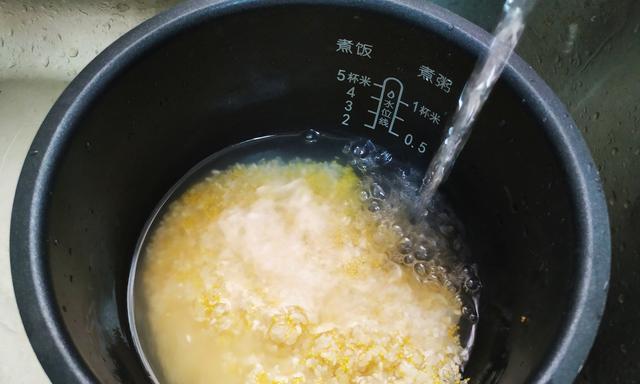 如何让电饭煲蒸出的米饭更加饱满可口（调整水量）  第1张