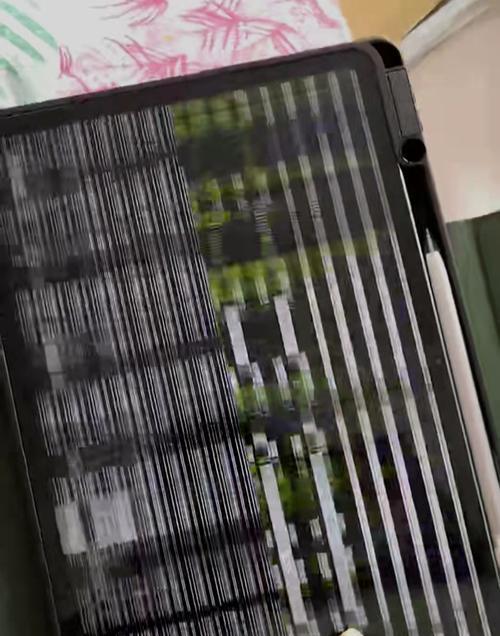 电脑花屏怎么办（教你修复摔落导致电脑屏幕出现花屏问题）  第1张