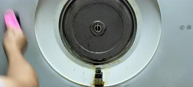 油烟机的清洗方法大揭秘（从油烟机清洗的重要性到正确操作步骤）  第2张