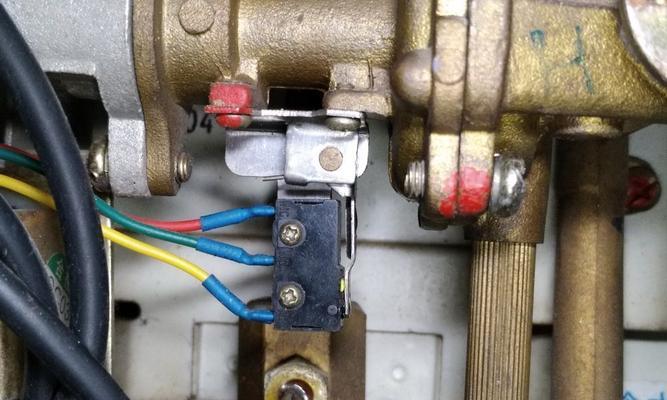 热水器下开关漏水的修理方法（解决家用热水器下开关漏水问题的实用指南）  第2张