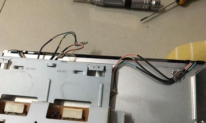 解决显示器无画面的故障（尝试修复显示器无画面的问题的有效方法）  第2张