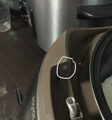 如何维修智能电饭煲盖卡扣（掌握简单技巧）  第1张