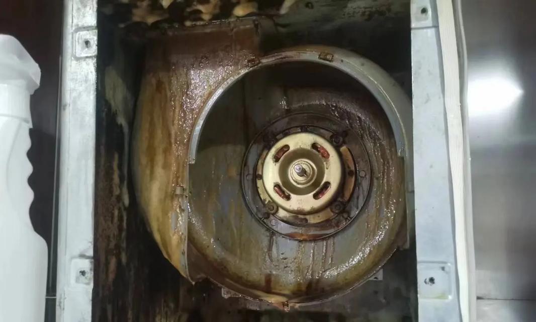 商用油烟机油污清洗方法（轻松解决商用油烟机油污困扰）  第1张