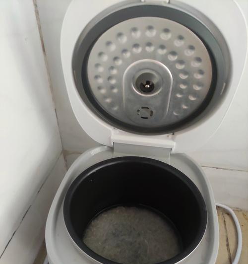 解决电饭煲盖子难以拿取的问题（简单实用的拿盖子小妙招）  第3张